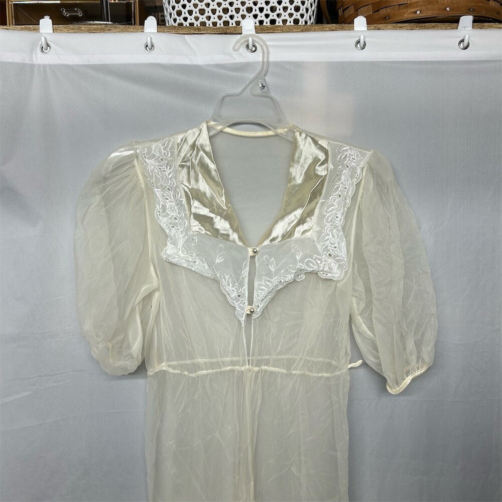 Vintage Sheer Peignoir Robe Womens Size M Ivory Lace Collar Pearl Buttons READ - Picture 2 of 9